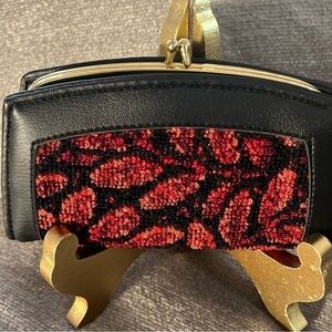 Women’s wallet with kiss clasp